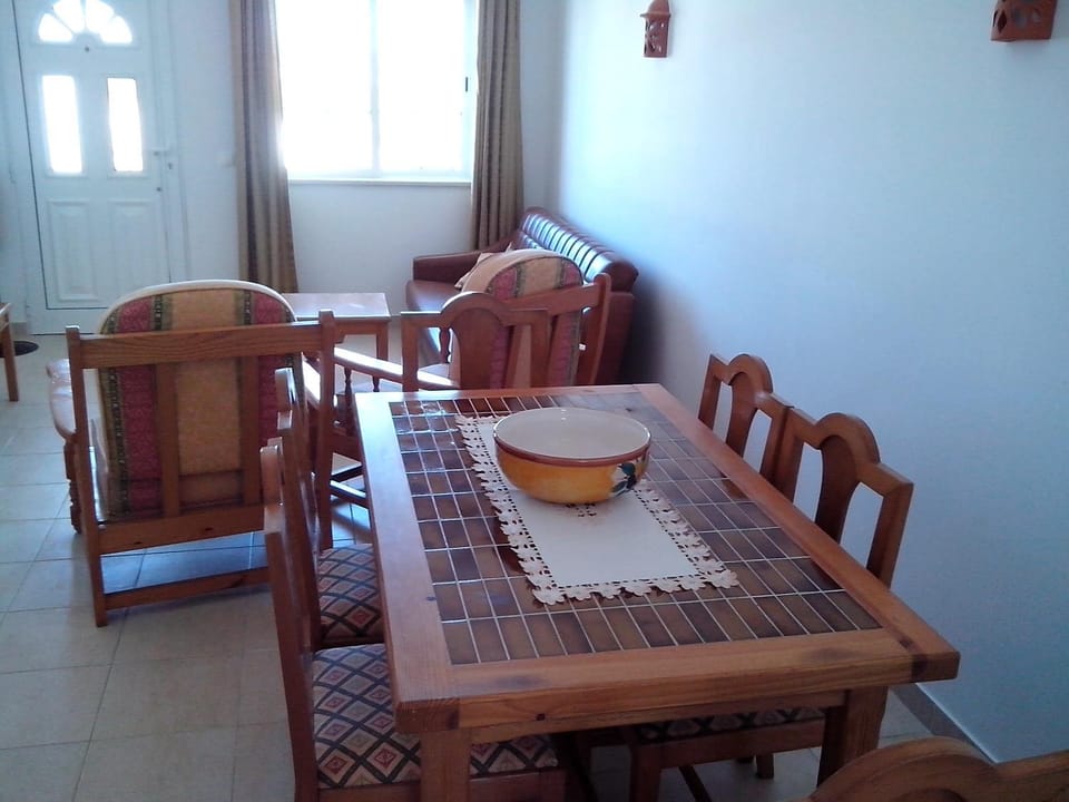 Restaurant/places to eat, Living room, Seating area