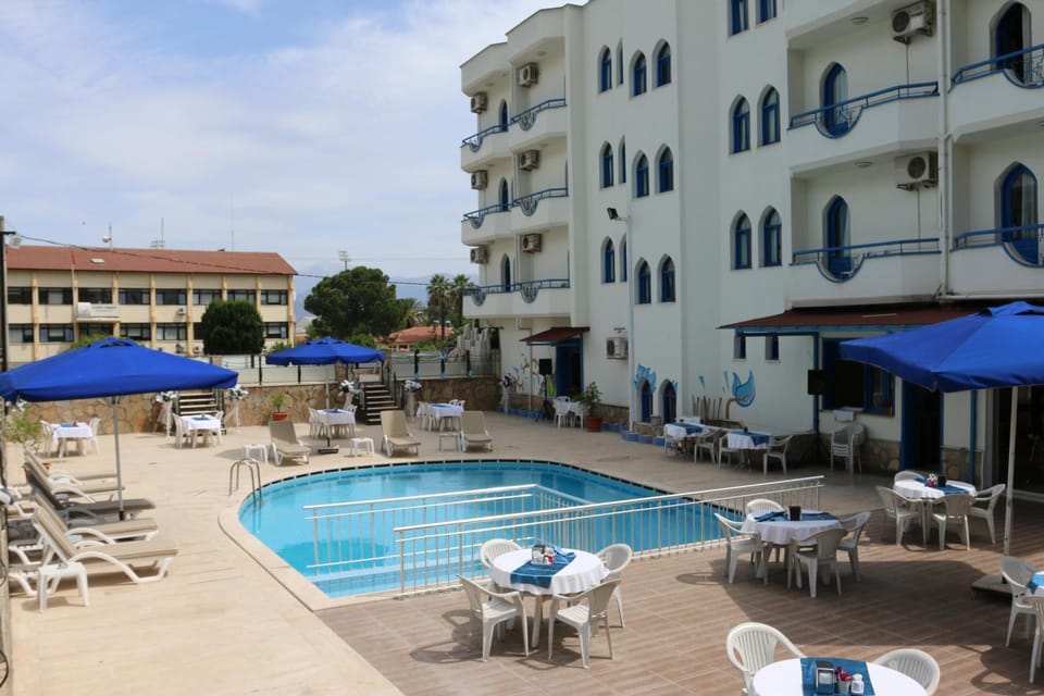 Property building, Patio, Day, Pool view, Swimming pool, sunbed