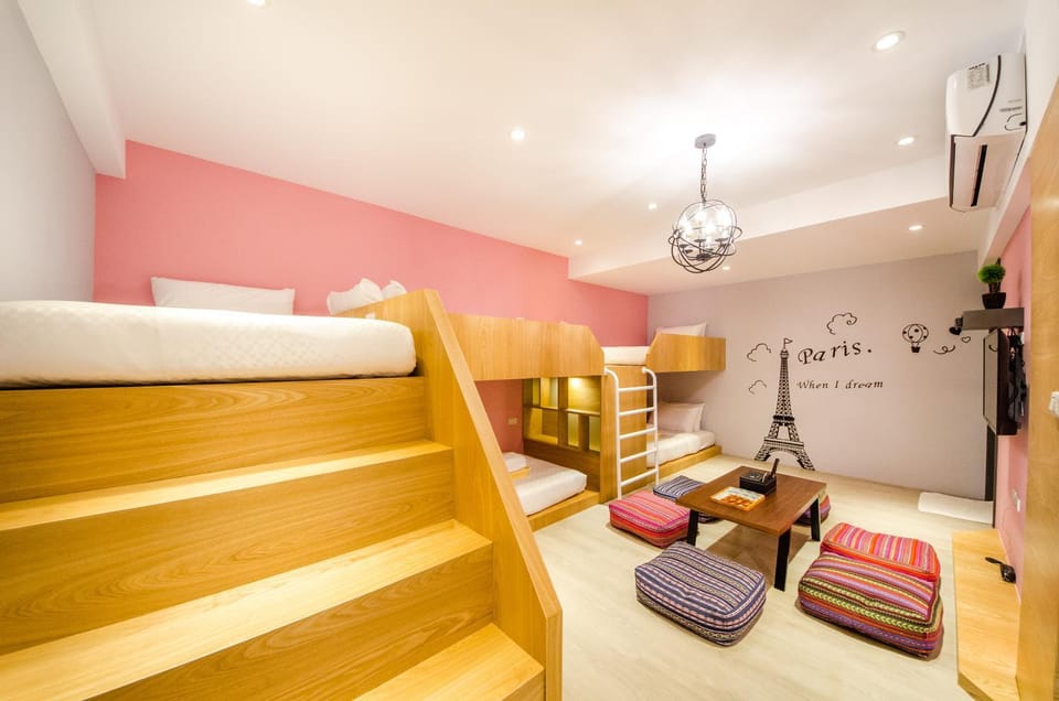 Living room, Photo of the whole room, Decorative detail, Bedroom, bunk bed