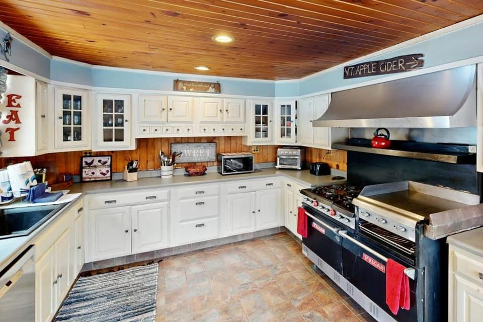Justin Lake Lodge House in South Londonderry