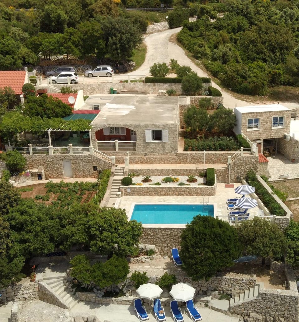 Property building, Day, Bird's eye view, Pool view, Swimming pool, Parking, sunbed