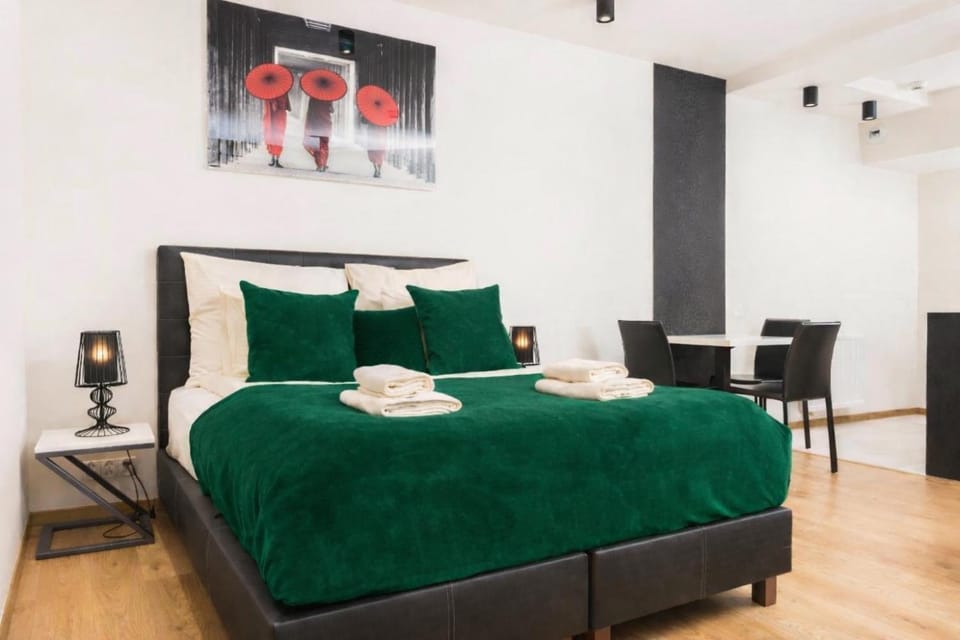 Bed, Photo of the whole room, Seating area, Bedroom, towels