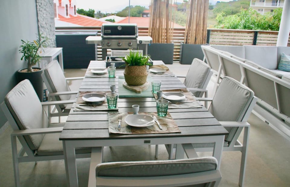Patio, BBQ facilities, BBQ facilities, Seating area, Dining area, Sea view