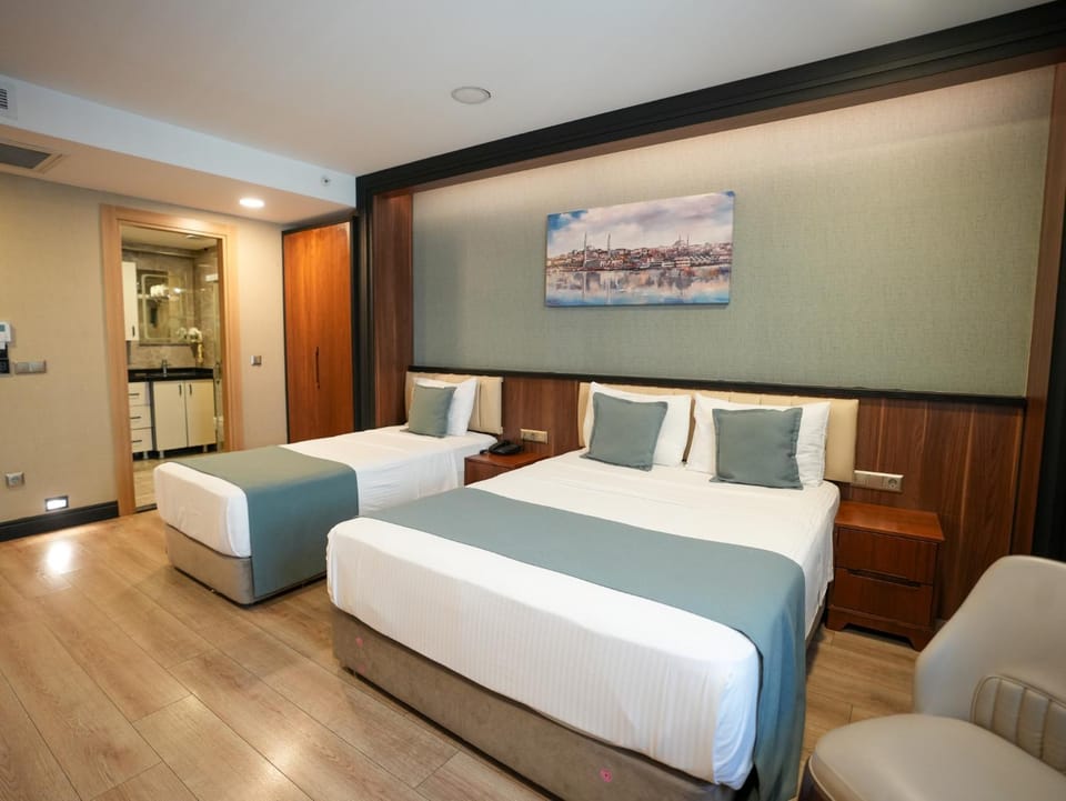 Bed, TV and multimedia, Living room, Photo of the whole room, Seating area, Bedroom