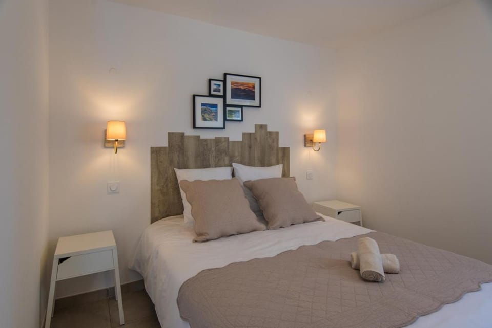 Bedroom, air conditioner