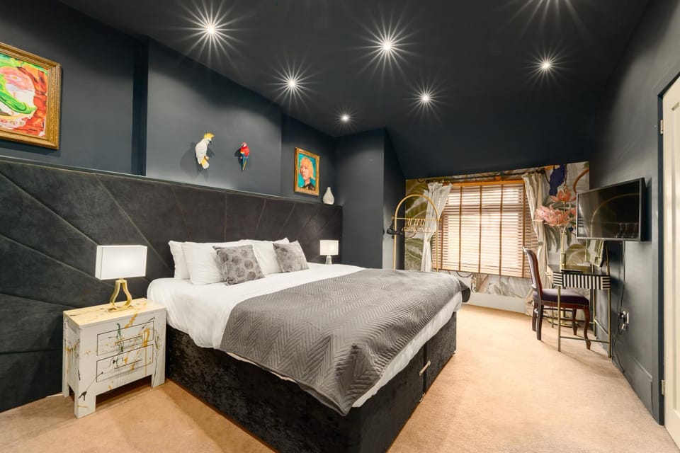 City Retreat, Spacious 4 Bed House, Games Room, Parking, Hot Tub & BBQ House in Cardiff