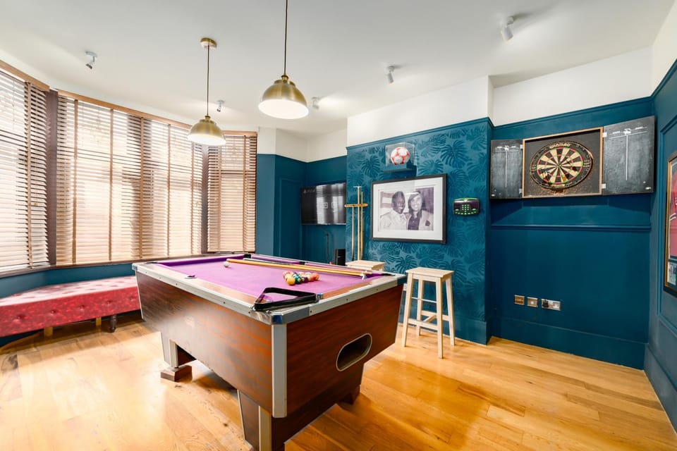 City Retreat, Spacious 4 Bed House, Games Room, Parking, Hot Tub & BBQ House in Cardiff