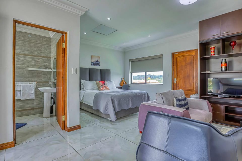 Bed, TV and multimedia, Kitchen or kitchenette, Photo of the whole room, Bedroom, minibar, towels