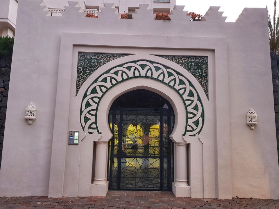Facade/entrance