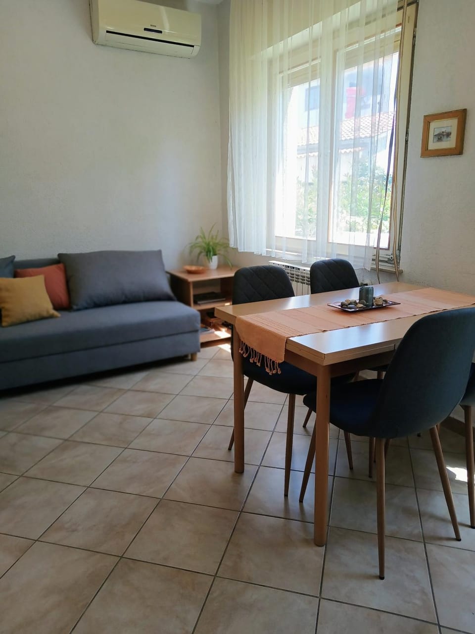Living room, Seating area, Dining area, air conditioner