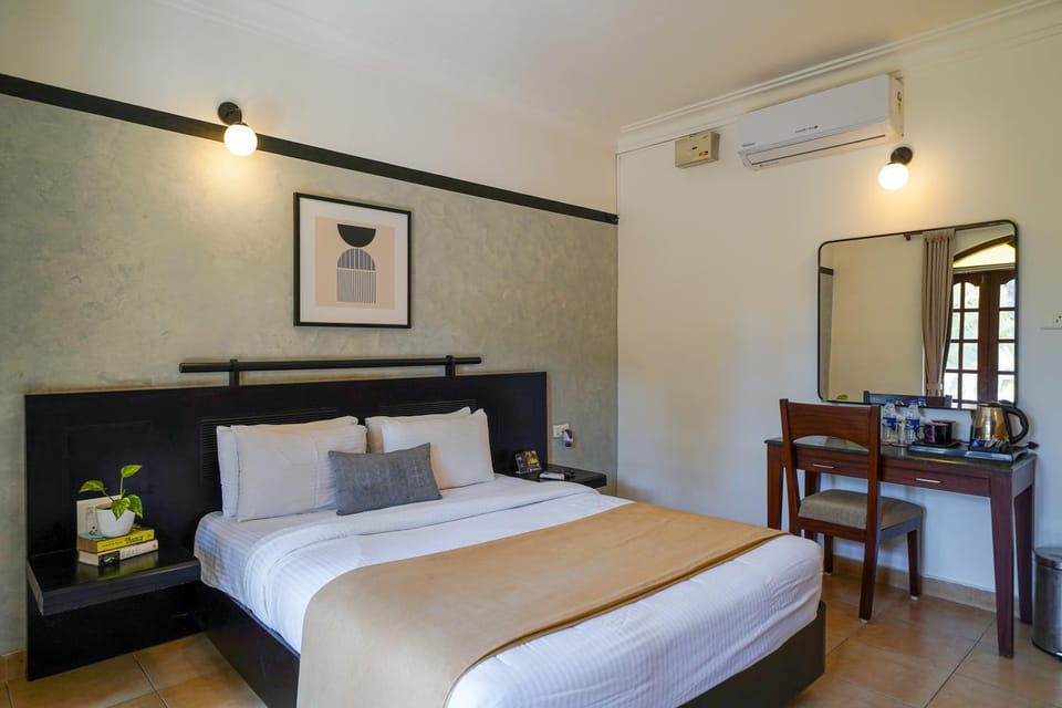 Bed, Seating area, Bedroom, air conditioner