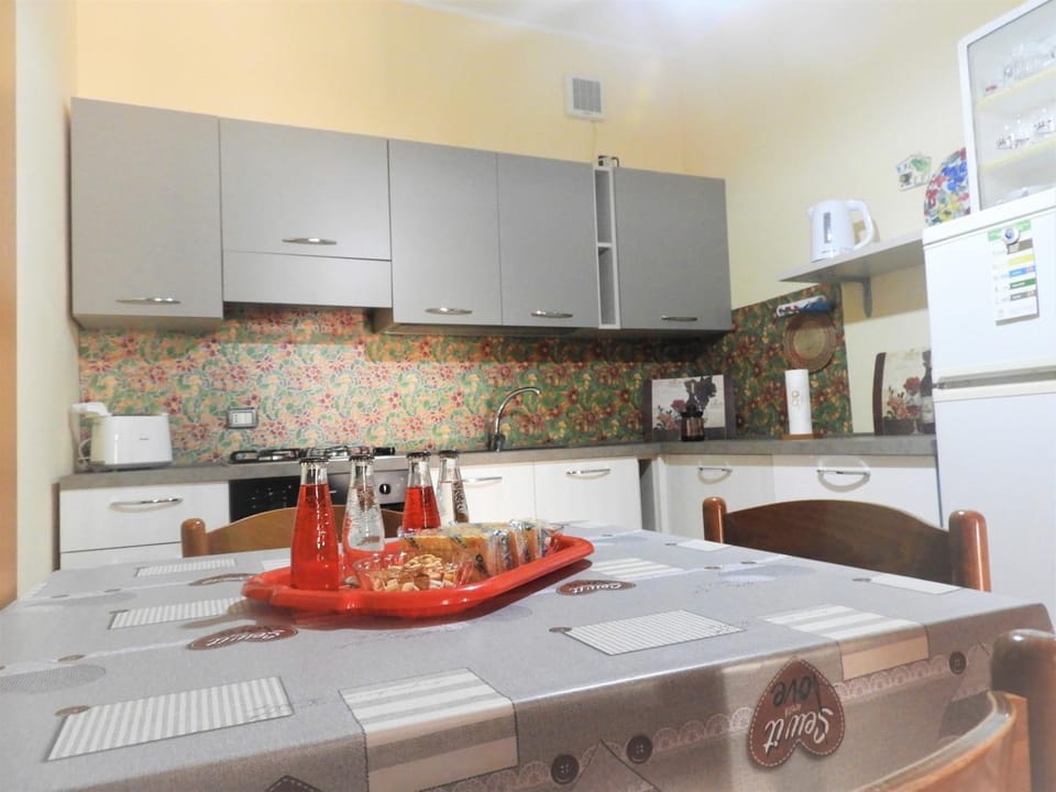 Kitchen or kitchenette, Food and drinks, Food, Non alcoholic drinks