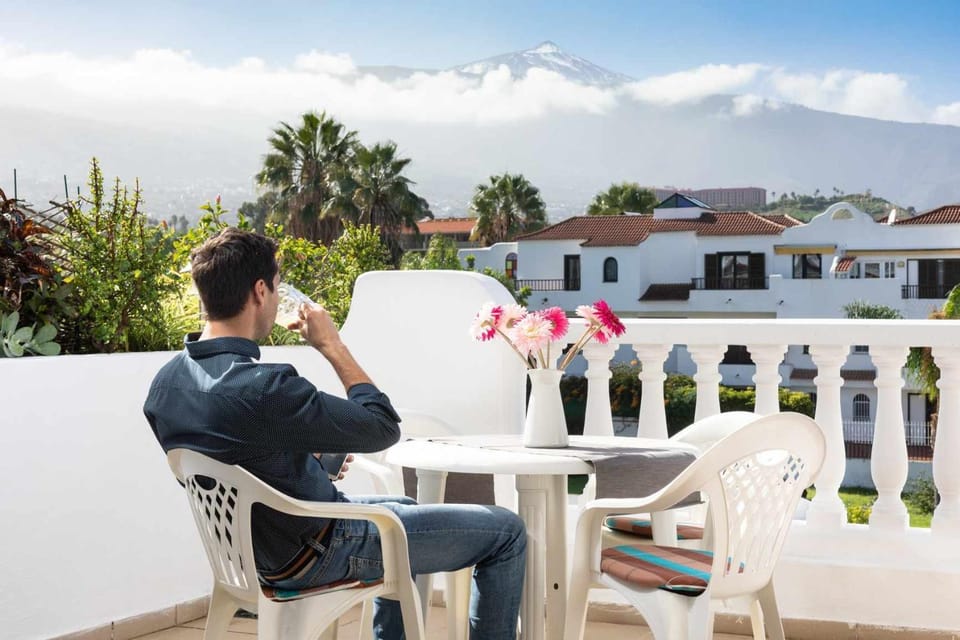 People, Bird's eye view, Guests, Mountain view, Drinks