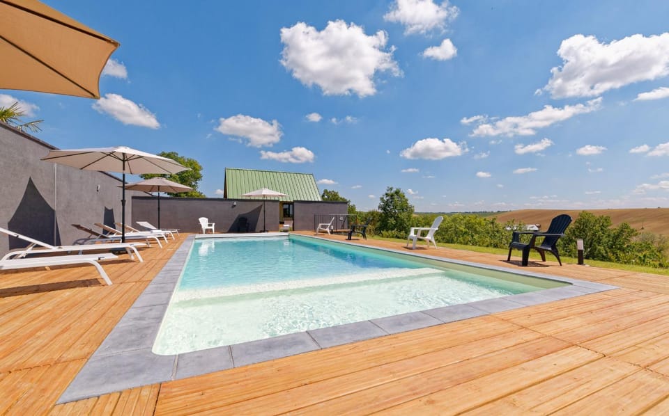 Chalet de charme climatisé, son Jacuzzi - SPA privatif et la piscine de la Maison Bleue du Gers Bed and Breakfast in Occitanie