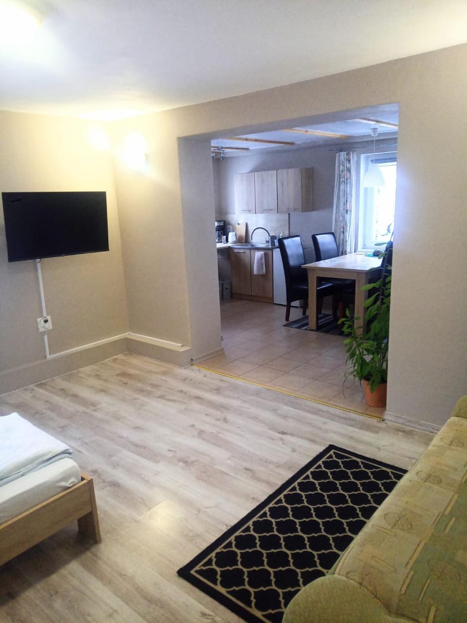 Bed, TV and multimedia, Living room, Photo of the whole room, Seating area, Evening entertainment, Bedroom