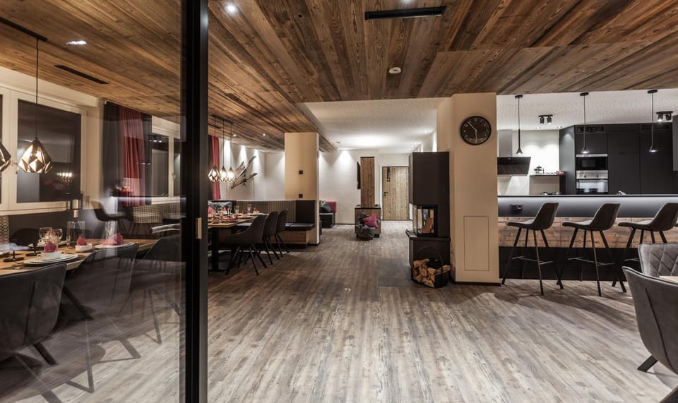 Restaurant/places to eat, Lounge or bar, Dining area