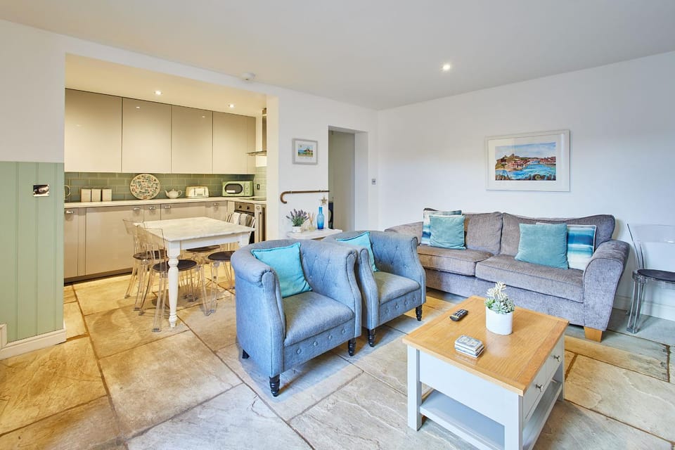 Kitchen or kitchenette, Living room, Seating area, Dining area, pet friendly, stove