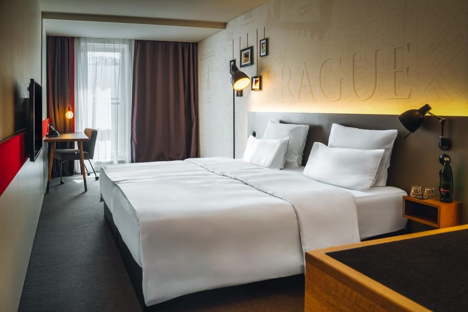 Bed, TV and multimedia, Bedroom
