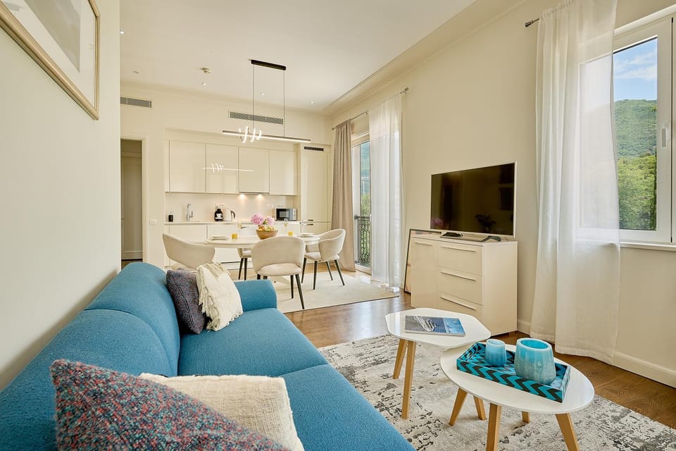TV and multimedia, Kitchen or kitchenette, Living room, Seating area, Dining area