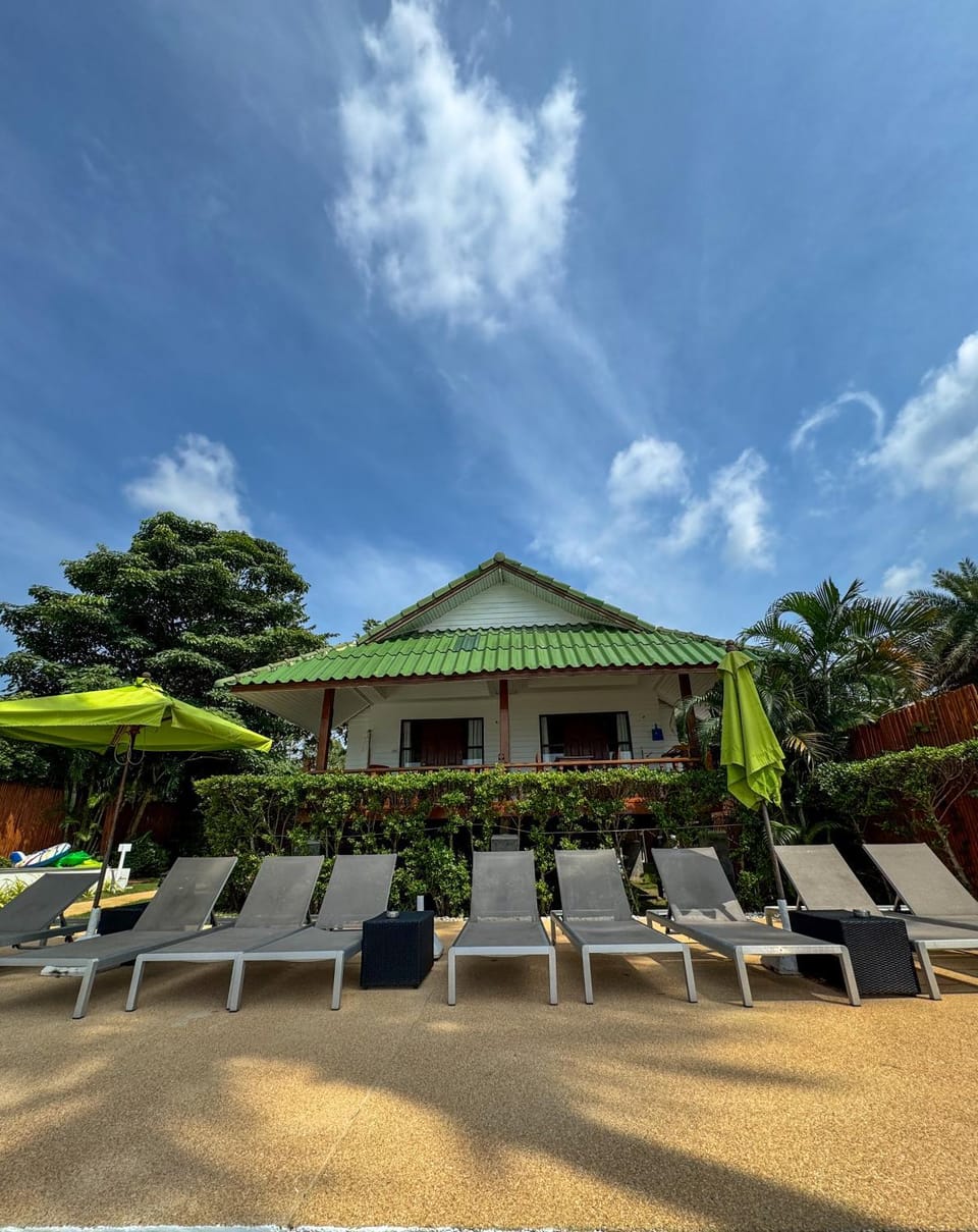 Property building, Garden, Swimming pool, sunbed