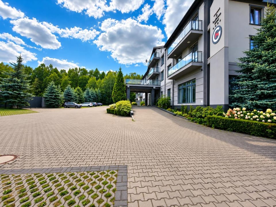 Property building, Spring, Day, Natural landscape, Garden, Garden view, Parking