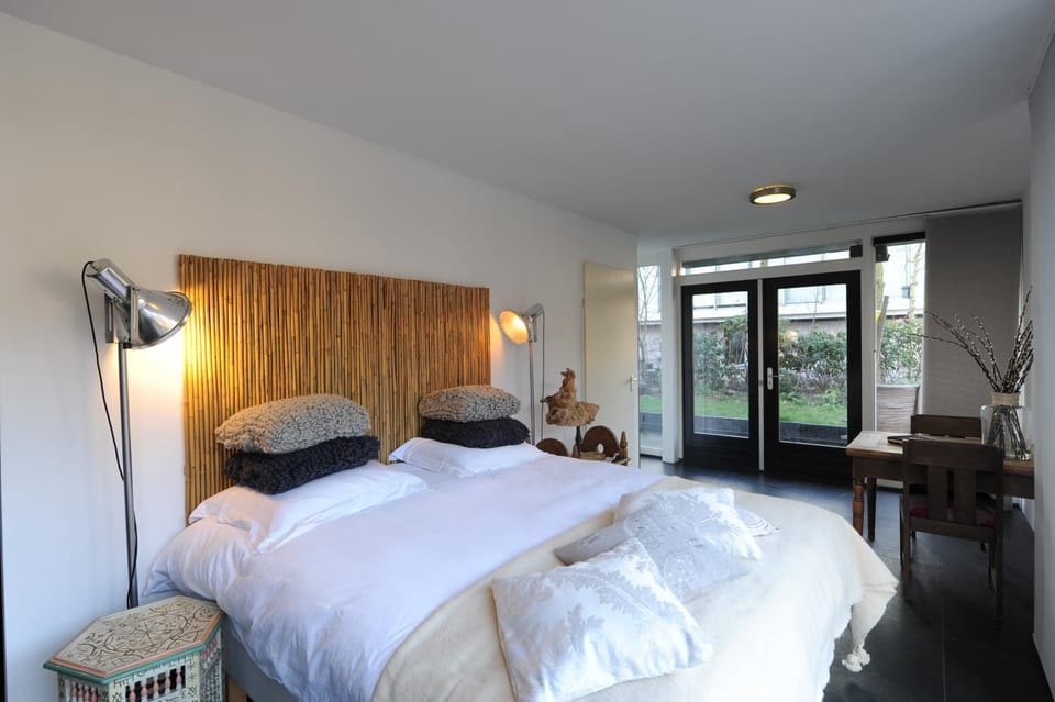 Bed, Dining area, Bedroom