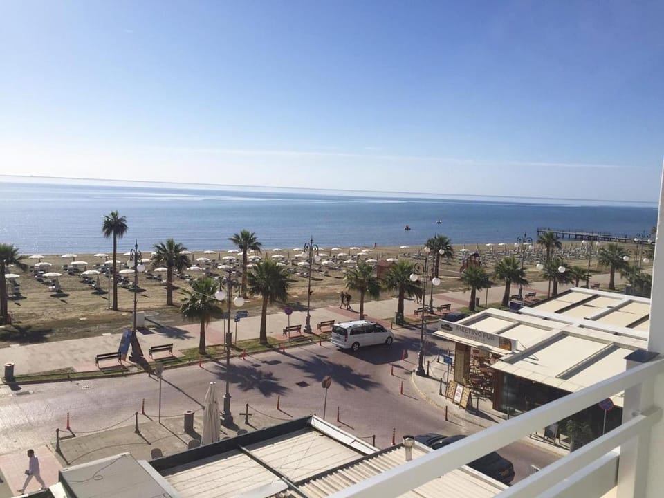 Larnaka Seaview Luxury Suites Apartment in Larnaca