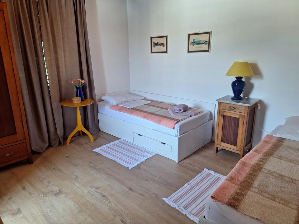 Two-bedroom apartment with sea view,big terrase and garden Apartment in Stari Grad