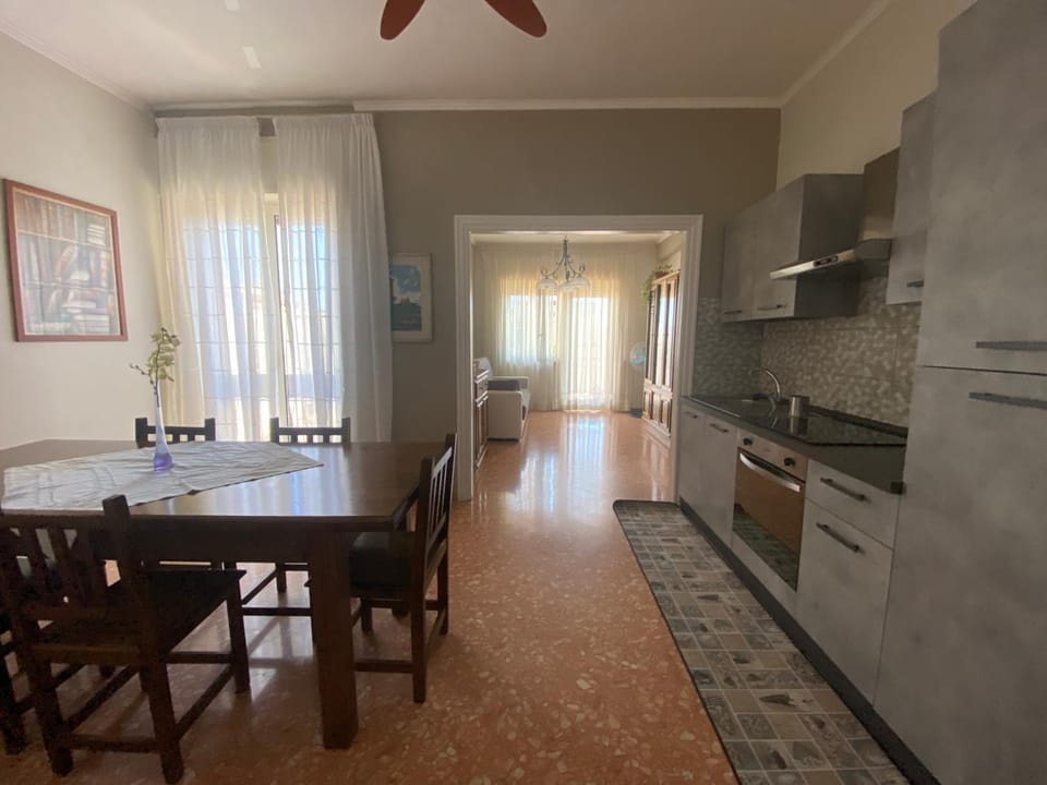 Kitchen or kitchenette, Dining area, oven, pet friendly