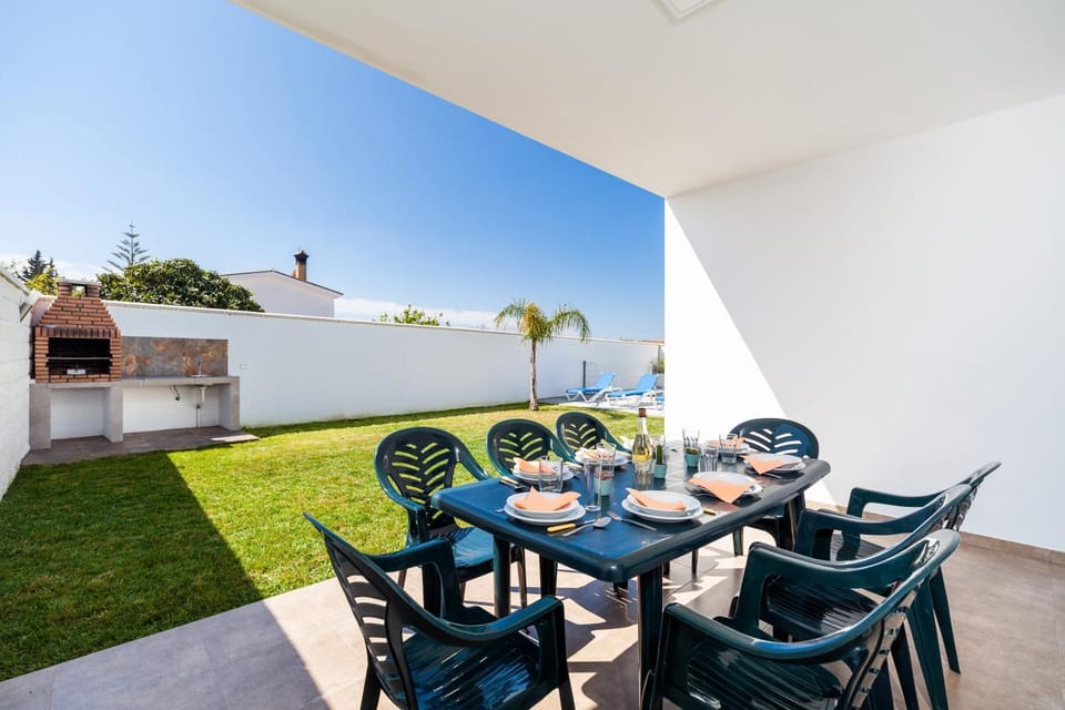 Property building, Balcony/Terrace, Living room