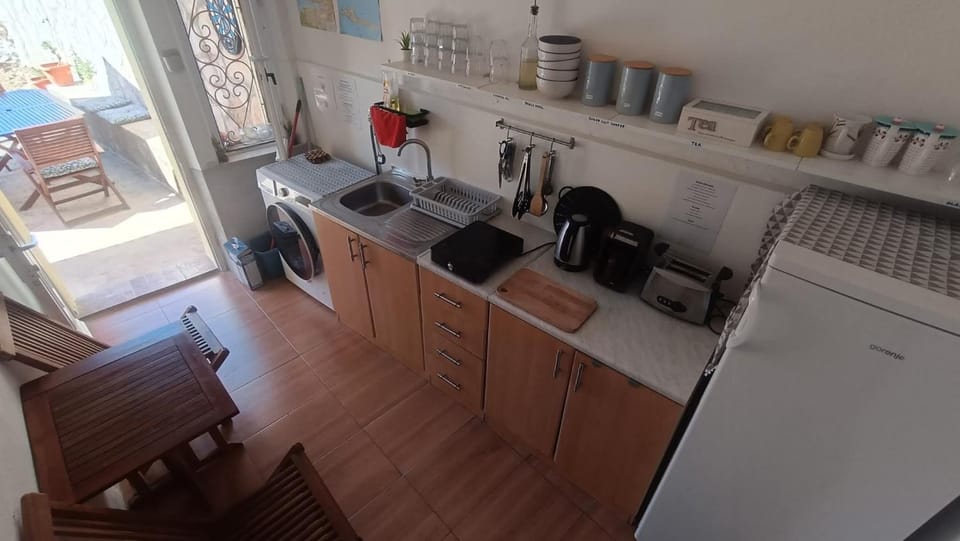 Coffee/tea facilities, Kitchen or kitchenette, stove, toaster