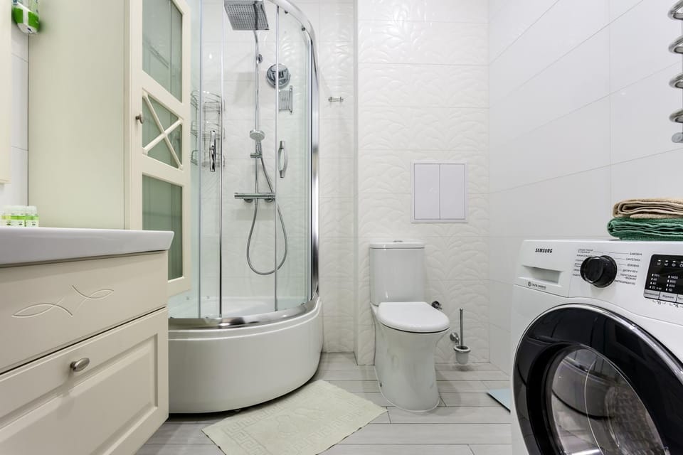 Shower, Toilet