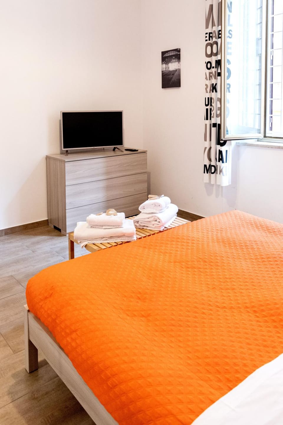 Bed, TV and multimedia, Bedroom