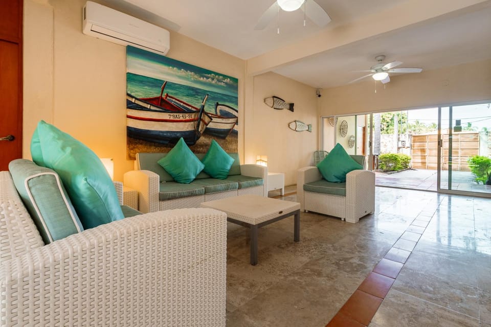 Living room, Seating area, air conditioner