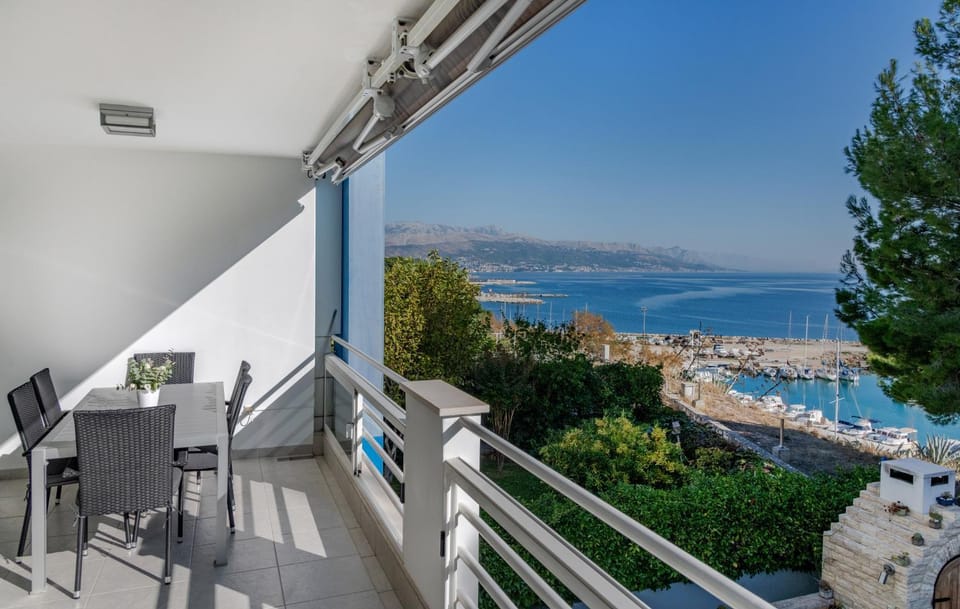 Natural landscape, View (from property/room), Balcony/Terrace, Seating area, Sea view