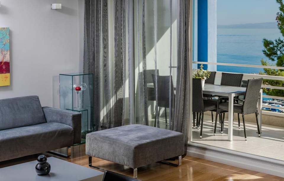 View (from property/room), Balcony/Terrace, Living room, Seating area, Sea view
