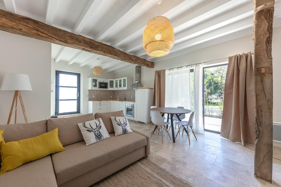 Living room, Seating area, Dining area, pet friendly, kitchen