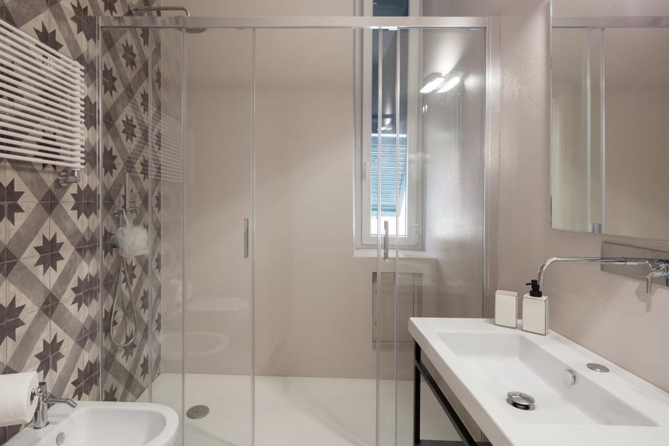 Toilet, Hot Tub, Bathroom