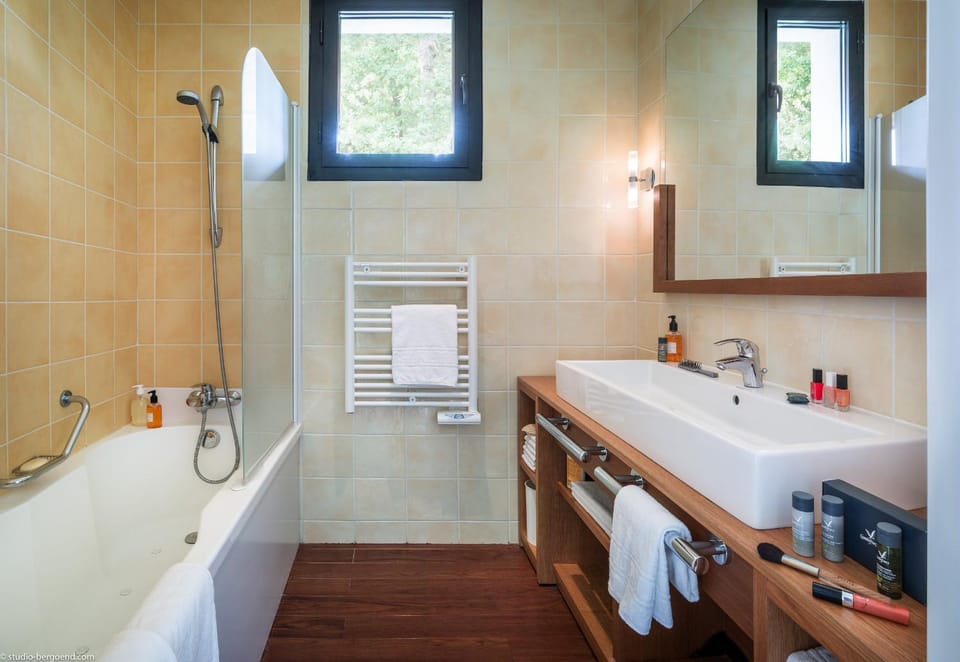 Shower, Toilet, Bathroom, towels
