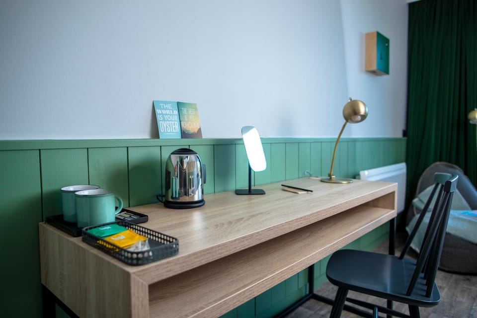 Coffee/tea facilities, Kitchen or kitchenette, Seating area, Dining area, hair dresser