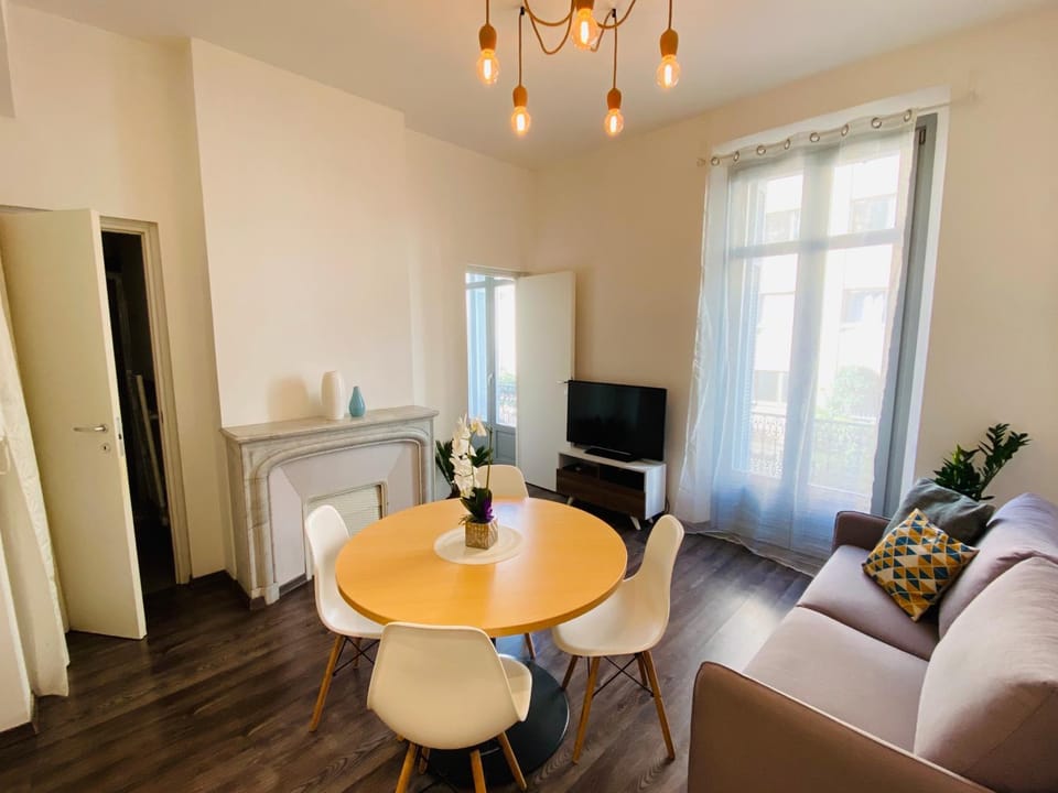 Communal lounge/ TV room, TV and multimedia, Living room, Seating area, Dining area