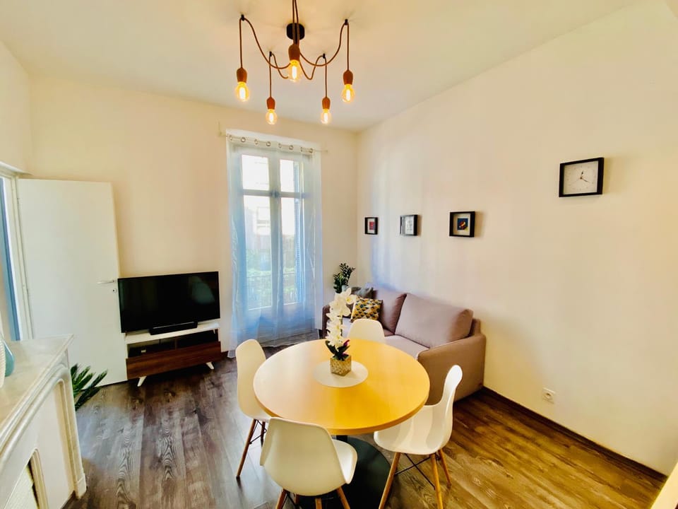 Communal lounge/ TV room, TV and multimedia, Living room, Seating area, Dining area