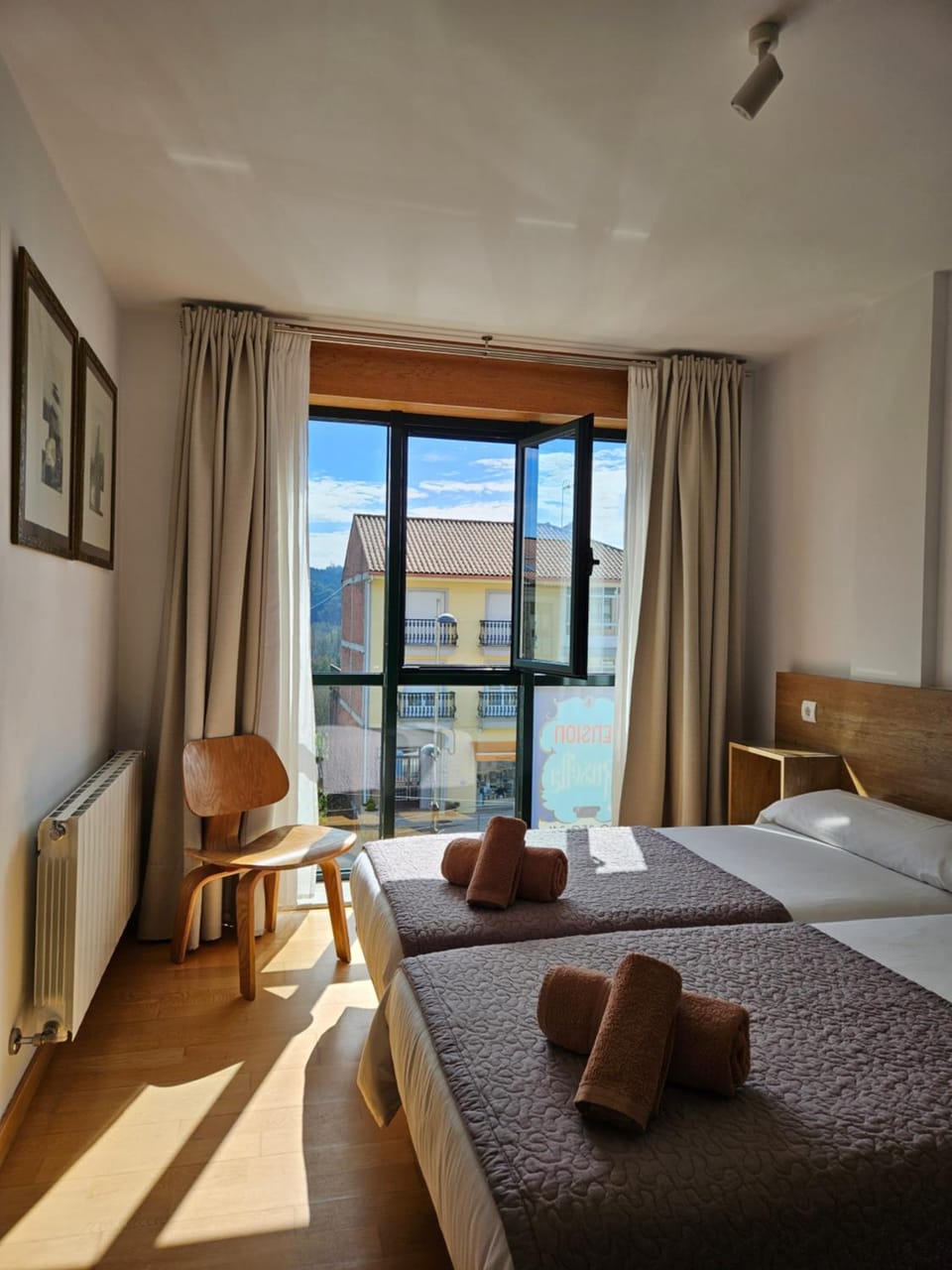 Bed, TV and multimedia, Photo of the whole room, Bedroom, towels