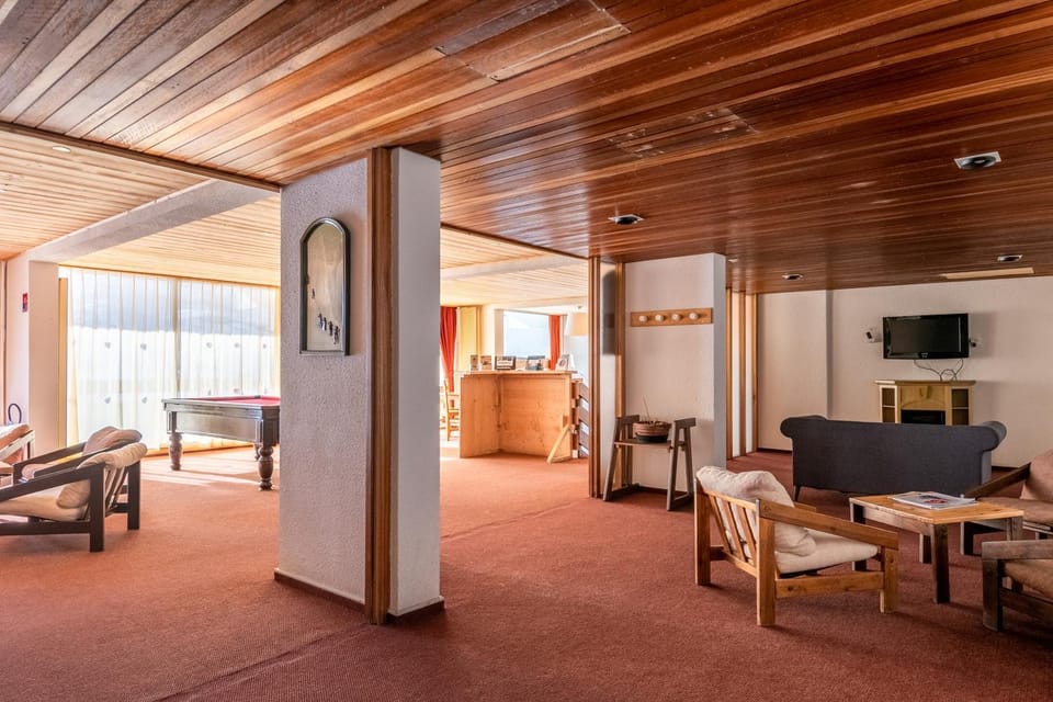 Communal lounge/ TV room, TV and multimedia, Living room, Lobby or reception, Seating area, Evening entertainment