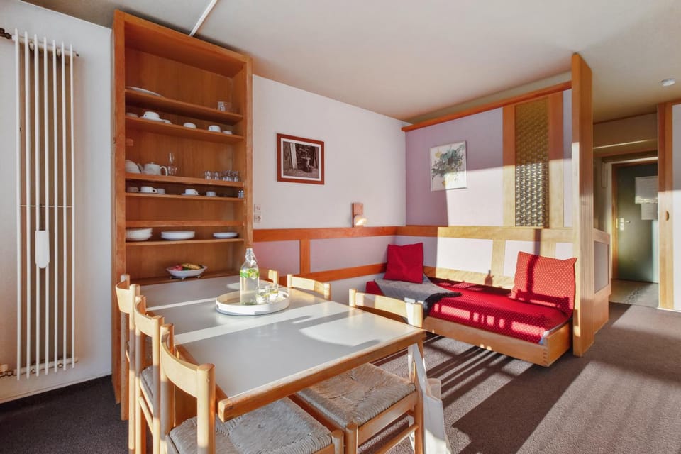 Day, Living room, Seating area, Dining area, On site