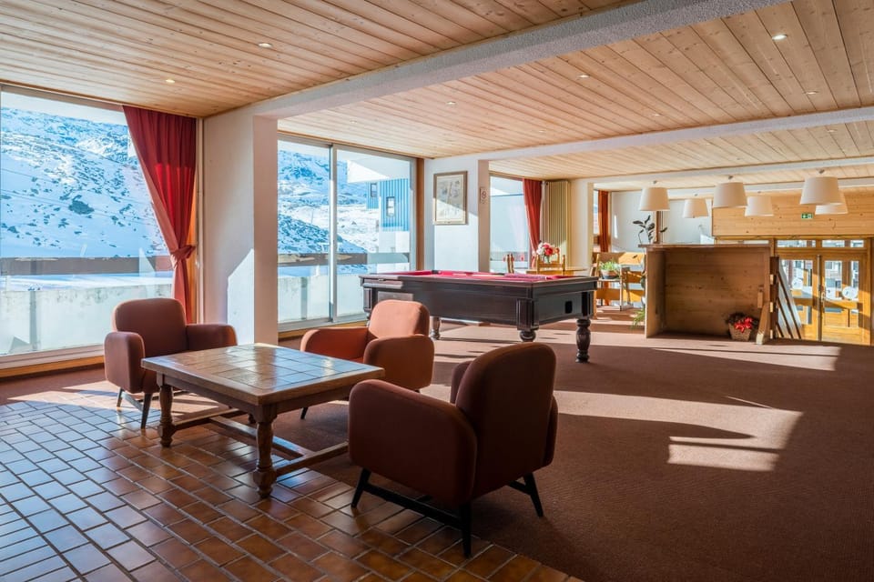 Billiard, View (from property/room), Seating area, Mountain view