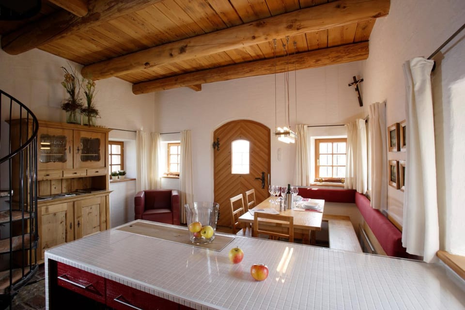 Kitchen or kitchenette, Seating area