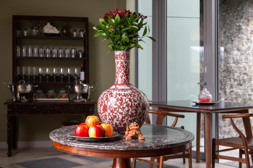 Coffee/tea facilities, Kitchen or kitchenette, Seating area, Dining area