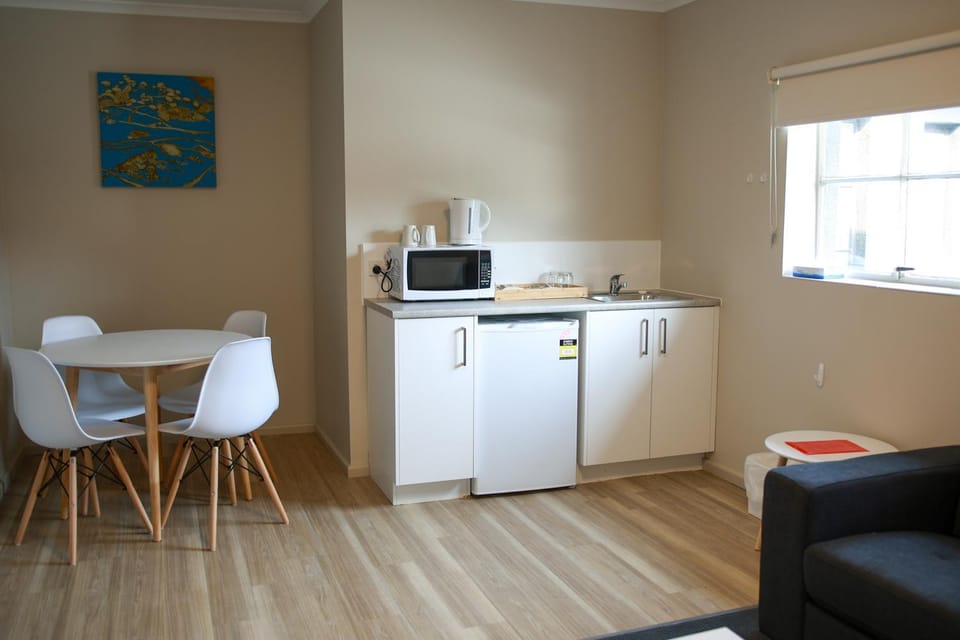 Kitchen or kitchenette, Dining area, minibar, toaster