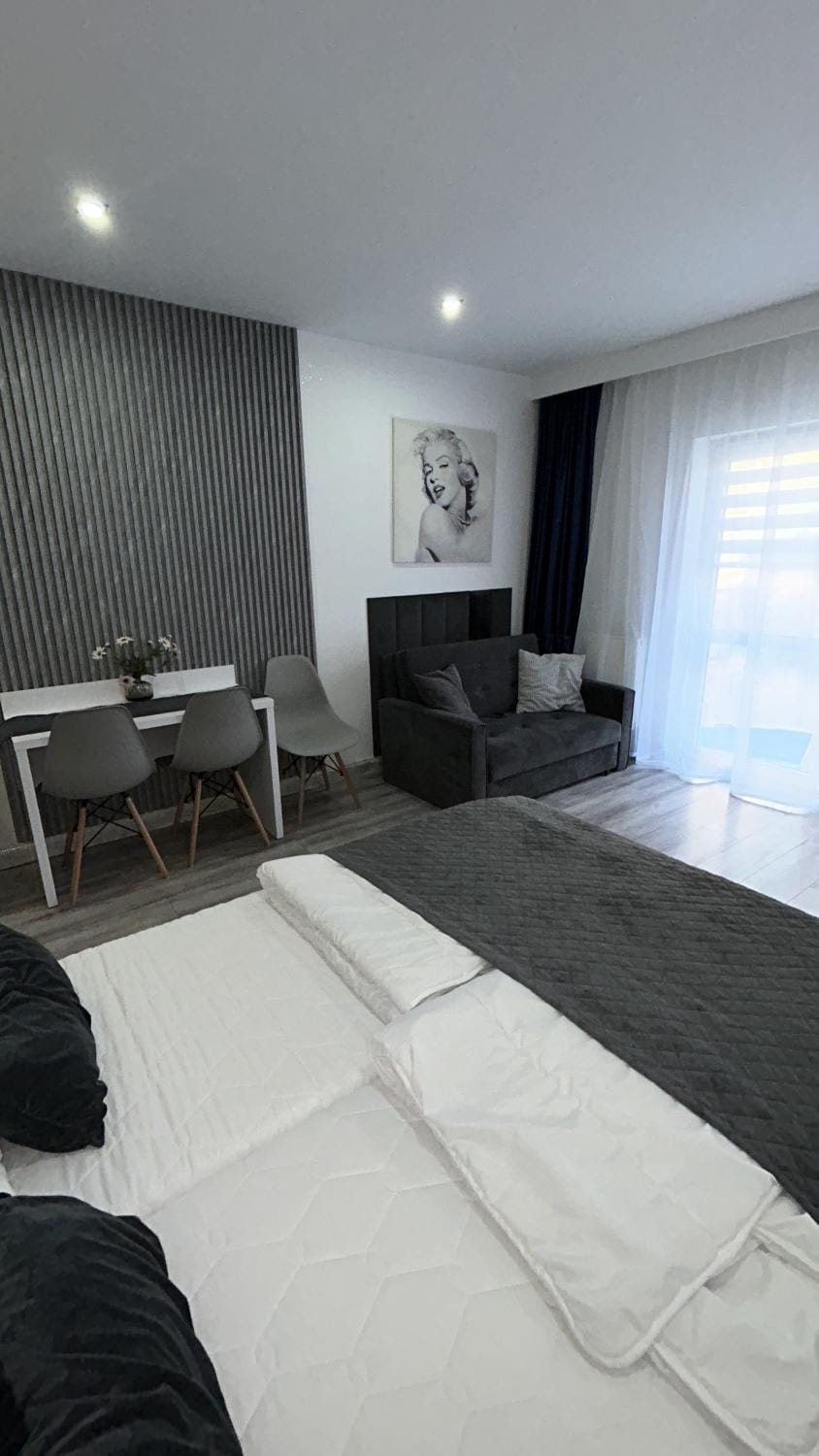 Bed, TV and multimedia, Living room, Photo of the whole room, Bedroom, towels